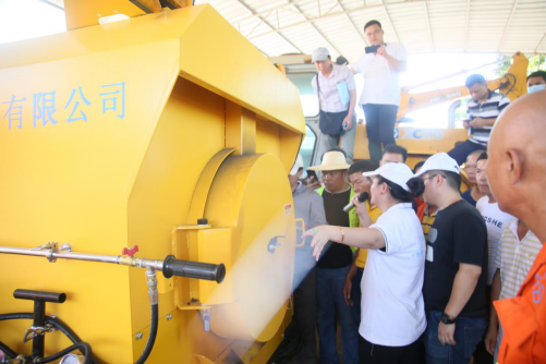 超震撼！11臺(tái)路易美牌拖掛滾筒式熱再生拌料機(jī)同時(shí)交機(jī)